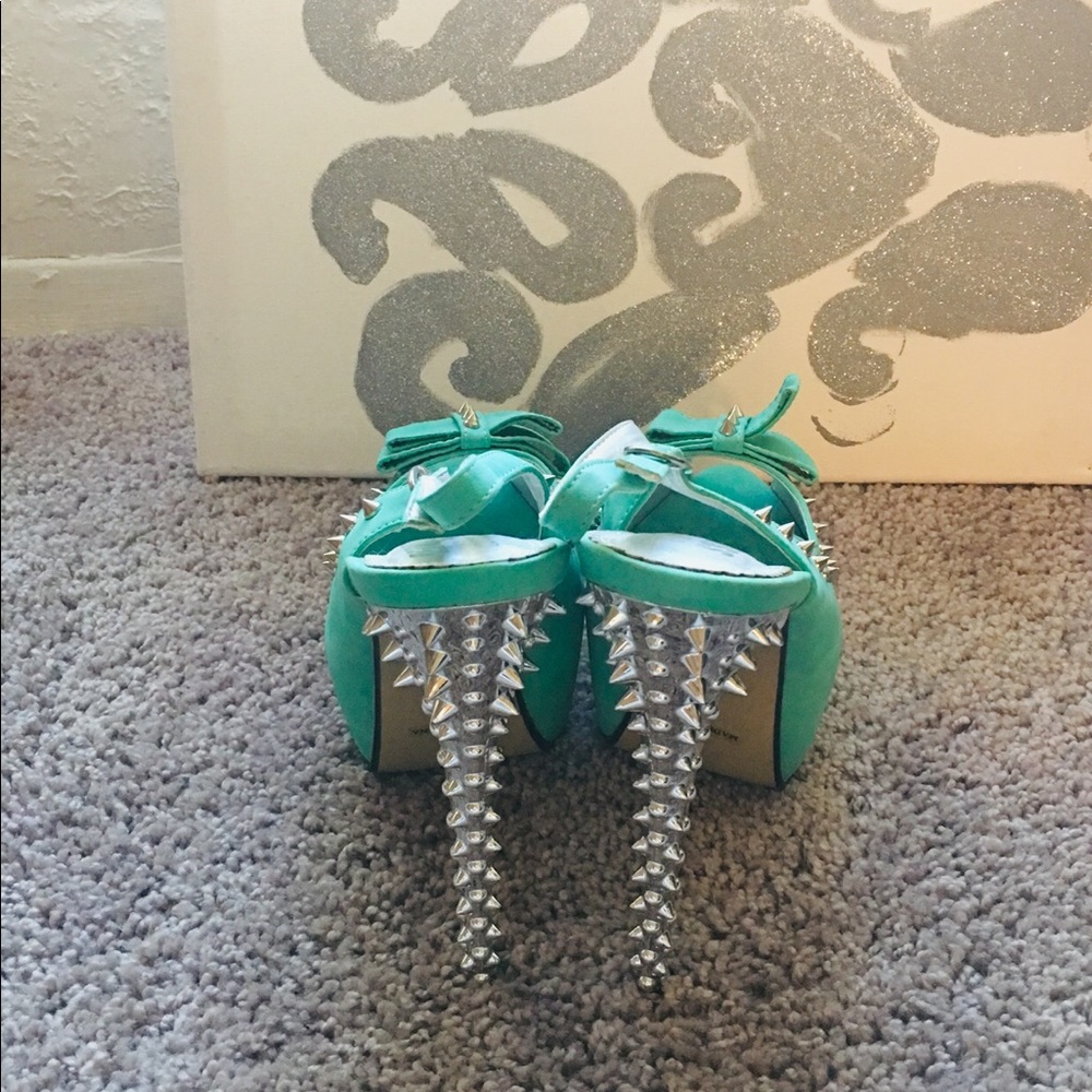 Heels - Picture 3 of 3